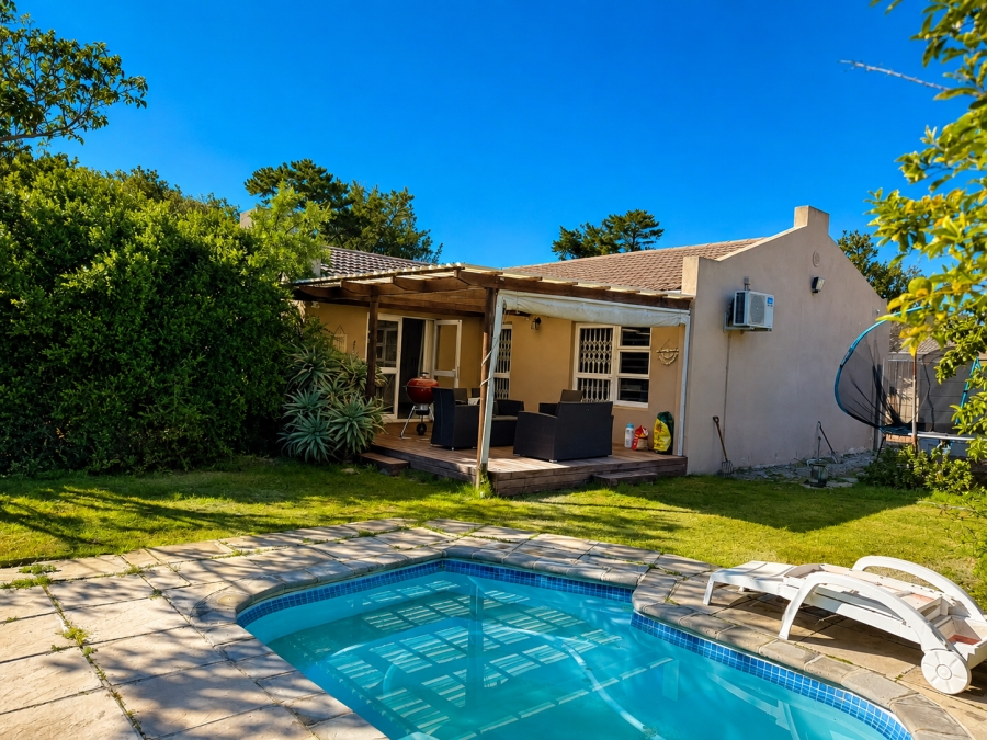 To Let 4 Bedroom Property for Rent in Edgemead Western Cape